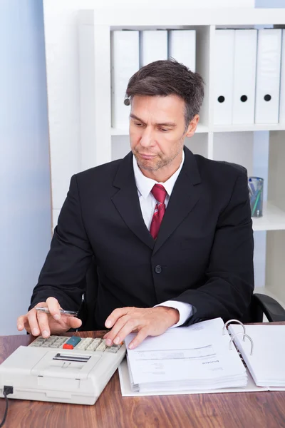 Affärsman beräkning av faktura — Stockfoto