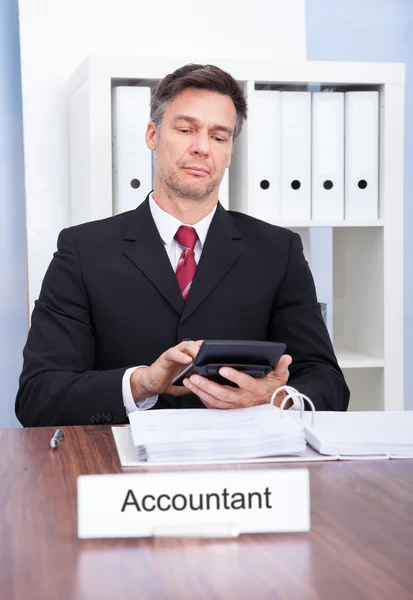 Männlicher Buchhalter arbeitet im Büro — Stockfoto