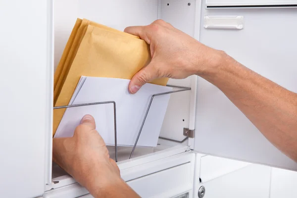 Почтальон, хранящий письма — стоковое фото