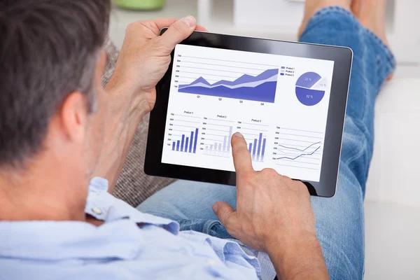 Man Analyzing Graph — Stock Photo, Image