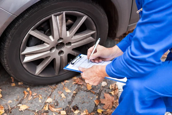 Trabajador Mantenimiento de registros de coches — Foto de Stock