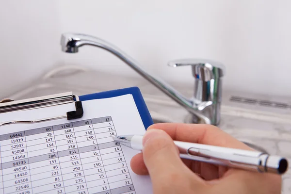 Nivel de consumo de escritura manual en portapapeles — Foto de Stock