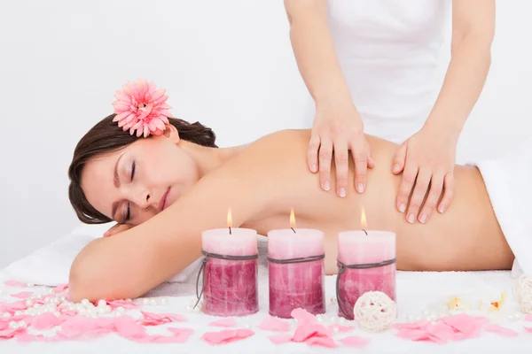 Frau bekommt Massage-Behandlung — Stockfoto