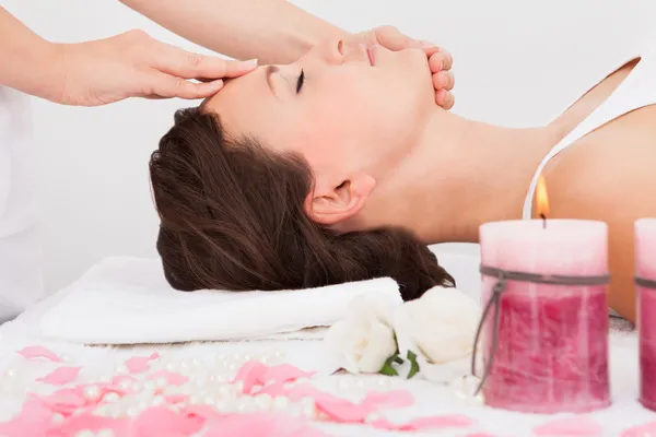 Frau bekommt Massage-Behandlung — Stockfoto