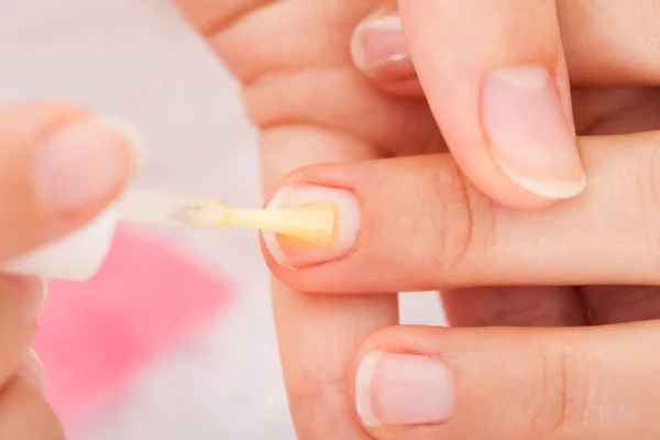 Manicure aplicando verniz de unha — Fotografia de Stock