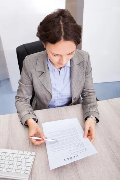 Zakenvrouw houden contract papier — Stockfoto