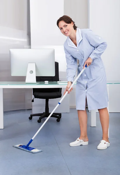 Femme de ménage plancher dans le bureau — Photo