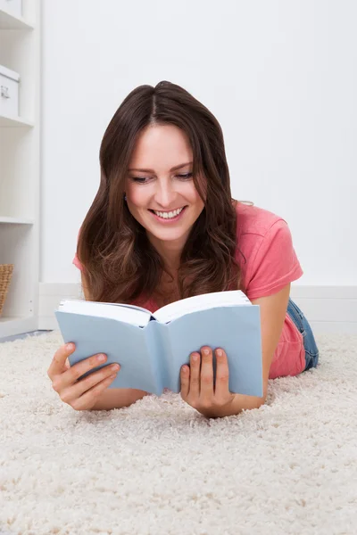 Mujer joven leyendo libro —  Fotos de Stock