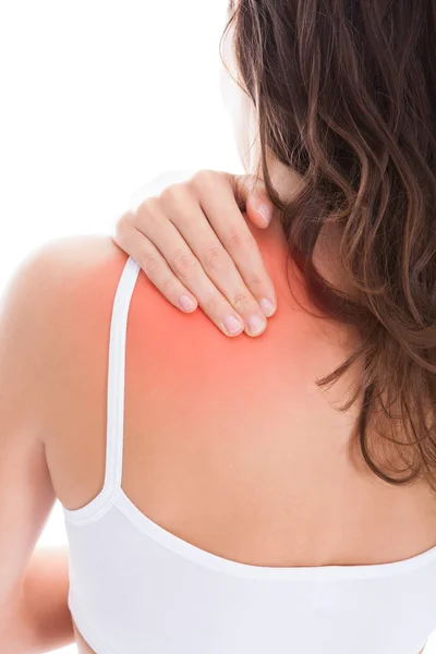肩の痛みに苦しむ女性 — ストック写真