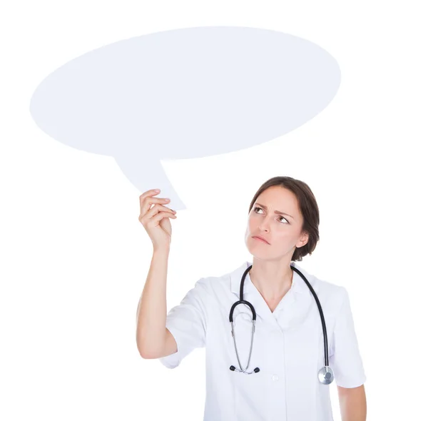 Vrouwelijke arts houden tekstballon — Stockfoto
