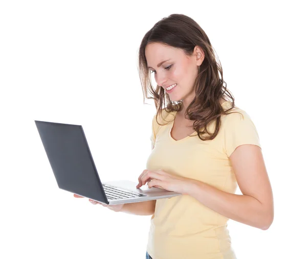 Donna sorridente utilizzando il computer portatile — Foto Stock