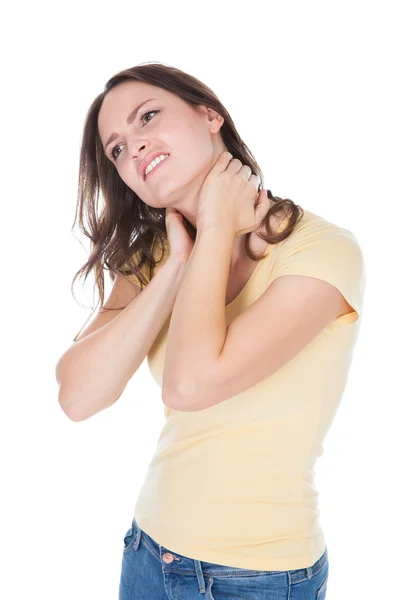 Frau leidet unter Nackenschmerzen — Stockfoto