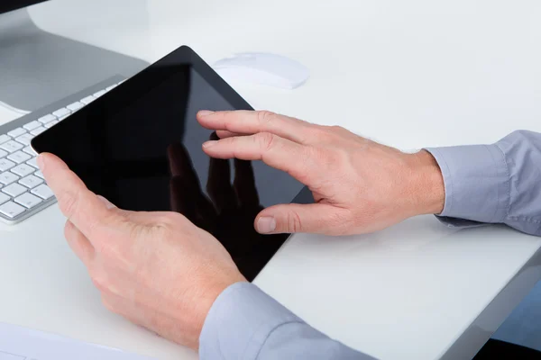 Geschäftsmann mit digitalem Tablet — Stockfoto