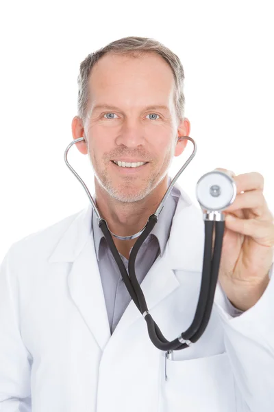 Πορτρέτο του αρσενικό ιατρό που εξετάζει — Stok fotoğraf