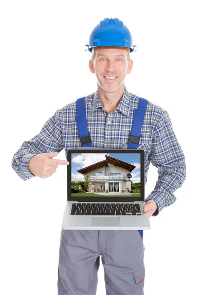 Arquitecto mostrando foto de casa en el ordenador portátil —  Fotos de Stock