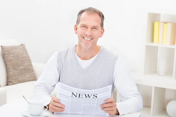 Mature Man Reading Newspaper — Stock Photo, Image