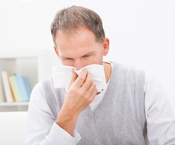 Man Blowing His Nose — Stock Photo, Image