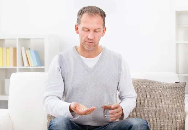 Porträt eines Mannes, der Tabletten nimmt — Stockfoto