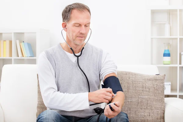 Hombre Comprobación de la presión arterial — Foto de Stock