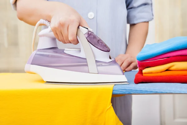Dienstmädchen bügelt Kleidung — Stockfoto