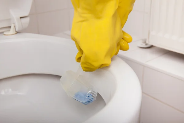 Person 's Hand Replacing Toilet Freshener — стоковое фото