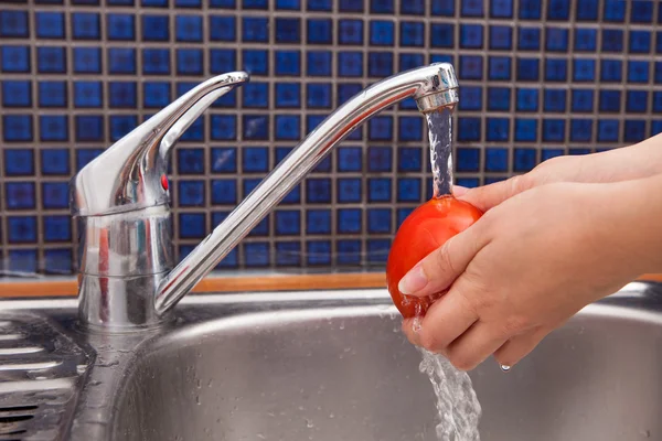 Mujer lavando tomate — Foto de Stock