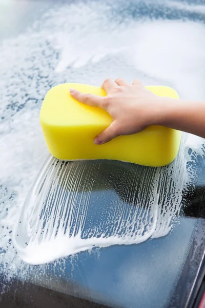 Lavage à la main pare-brise avec éponge jaune — Photo