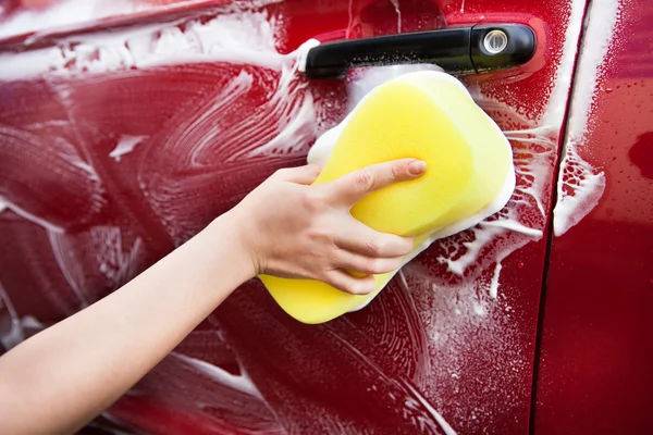 Mão segurar esponja sobre carro — Fotografia de Stock