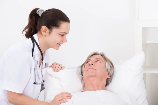 Medico femminile con anziano maschio paziente — Foto Stock