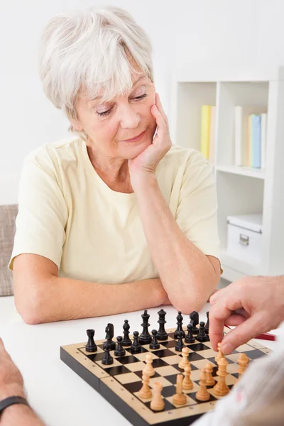 Старша пара грає в шахи — стокове фото