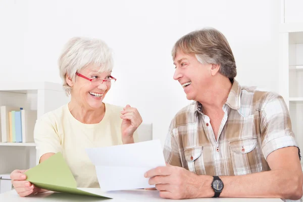 Senior Couple With Letter — Stock Photo, Image