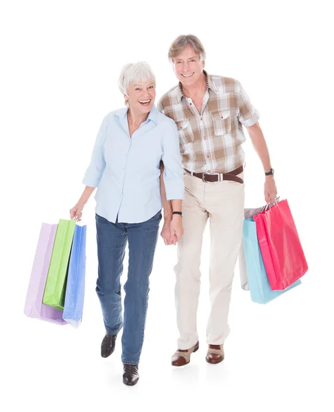 Senioren paar wandelen met boodschappentas — Stockfoto