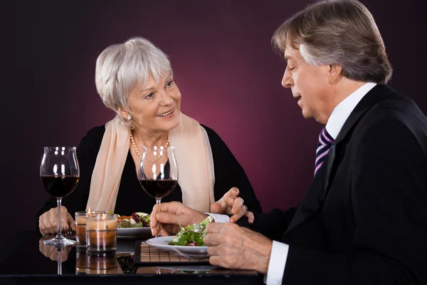 Pareja mayor en un restaurante — Foto de Stock