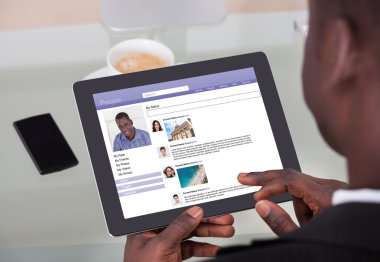 Sosyal ağ sitelerinde sohbet işadamı