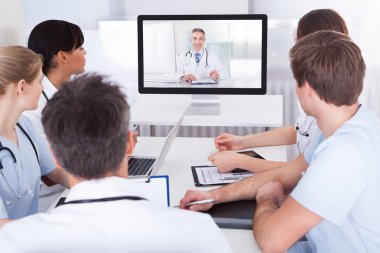 Doktorlar online sunum izlerken