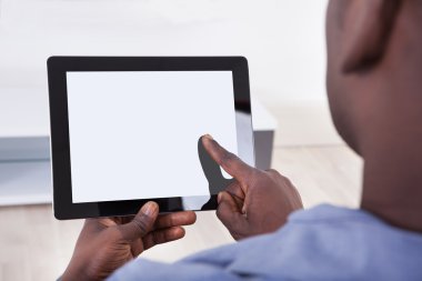 Afrika kişi dijital tablet ile oturuyor