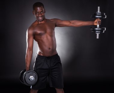 Afrika delikanlı dumbell ile çalışma dışarı