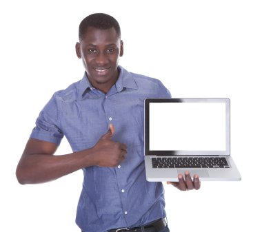 laptop doğru işaret eden adam