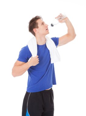 Genç adam su içiyor.