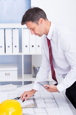 erkek mimar dijital tablet kullanma