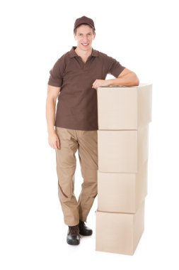 teslimatçı kutuları yığını ile