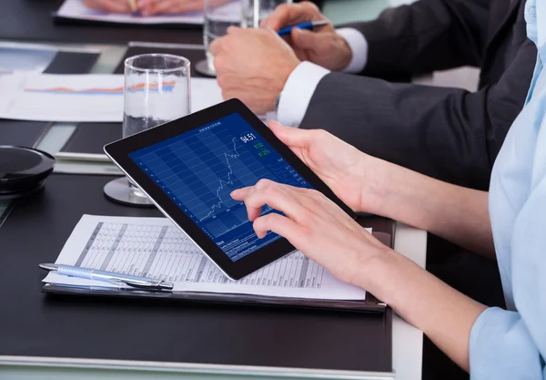 Mujer de negocios analizando gráfico — Foto de Stock