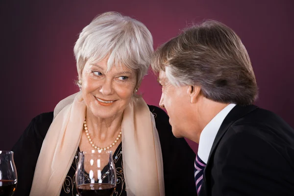 Senior koppel in een restaurant — Stockfoto