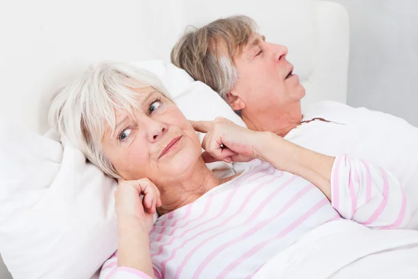 Woman Disturbed With Man Snoring — Stock Photo, Image