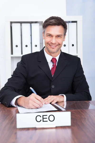 Executivo de contas masculino feliz — Fotografia de Stock