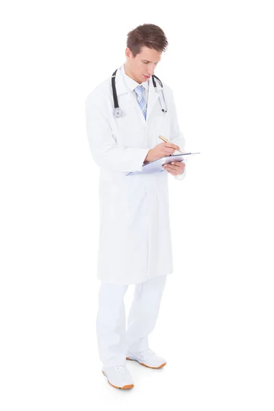 Jeune médecin masculin tenant presse-papiers — Photo