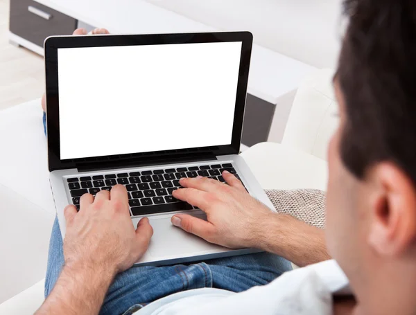 Primer plano del hombre usando el ordenador portátil — Foto de Stock