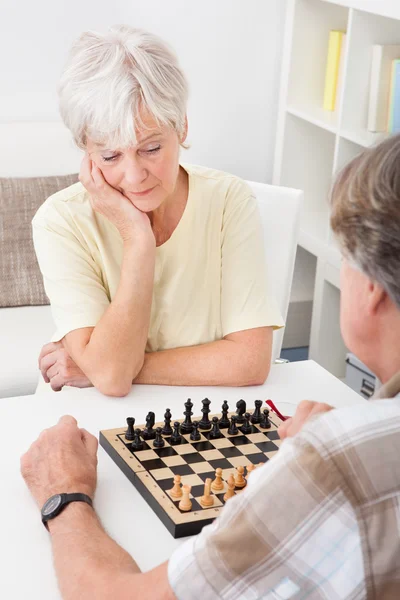 Seniorenpaar schaken — Stockfoto