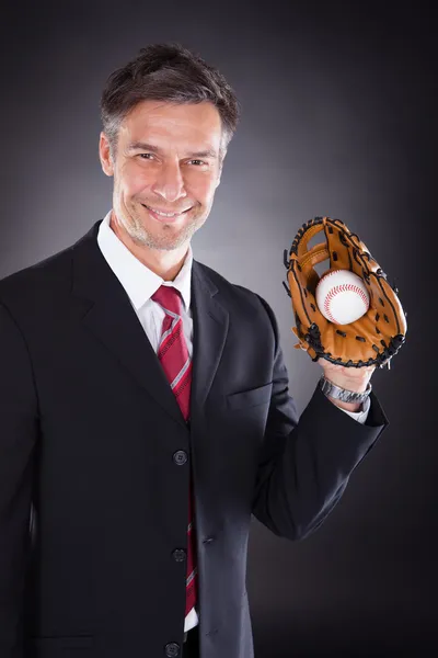 Zakenman bedrijf honkbal en mitt — Stockfoto