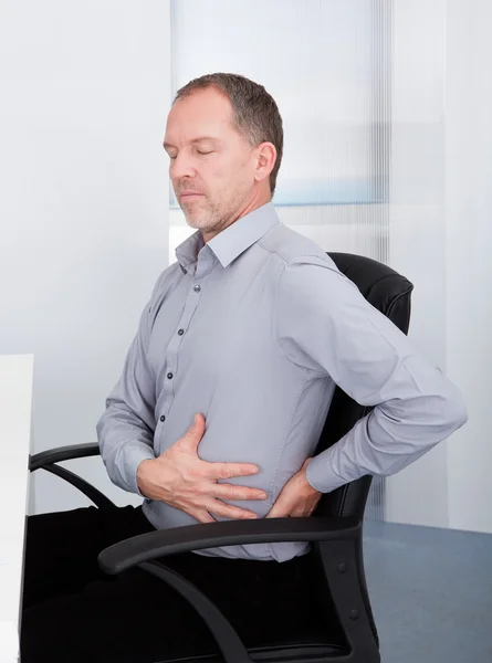Бізнесмен, які страждають від болю в спині — стокове фото